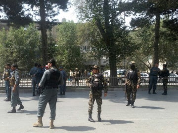 Las fuerzas de seguridad afganas vigilan en Kabul