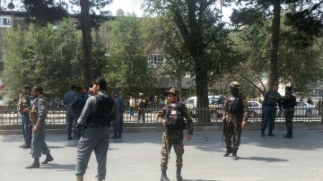 Las fuerzas de seguridad afganas vigilan en Kabul