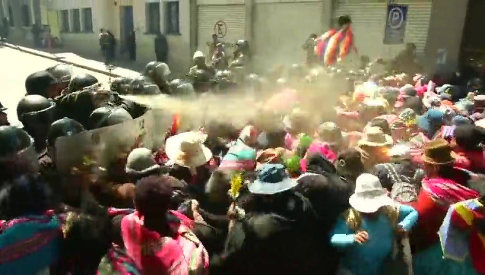 Mujeres cholitas se enfrentan con la policía antidisturbios para exigir la liberación de líderes indígenas en Bolivia 