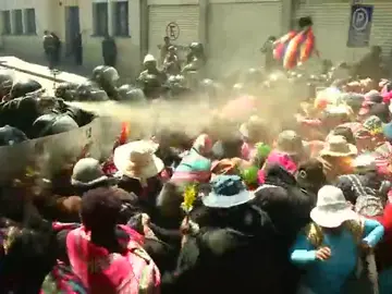 Mujeres cholitas se enfrentan con la policía antidisturbios para exigir la liberación de líderes indígenas en Bolivia Mujeres cholitas se enfrentan con la policía antidisturbios para exigir la liberación de líderes indígenas en Bolivia