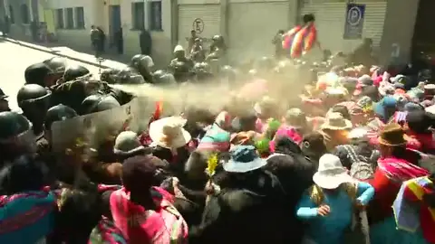 Mujeres cholitas se enfrentan con la policía antidisturbios para exigir la liberación de líderes indígenas en Bolivia Mujeres cholitas se enfrentan con la policía antidisturbios para exigir la liberación de líderes indígenas en Bolivia