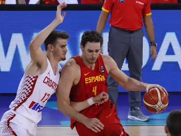 Pau Gasol postea a Saric durante el Croacia - España Pau Gasol postea a Saric durante el Croacia - España