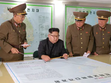 El líder norcoreano Kim Jong Un inspecciona los planes de lanzamiento de misiles El líder norcoreano Kim Jong Un inspecciona los planes de lanzamiento de misiles
