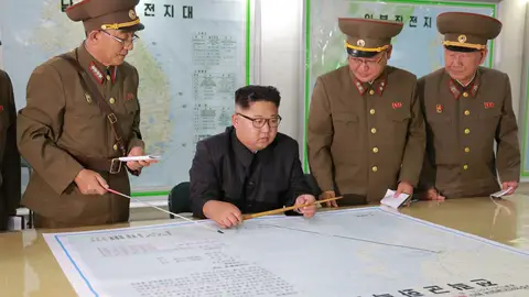 El líder norcoreano Kim Jong Un inspecciona los planes de lanzamiento de misiles El líder norcoreano Kim Jong Un inspecciona los planes de lanzamiento de misiles