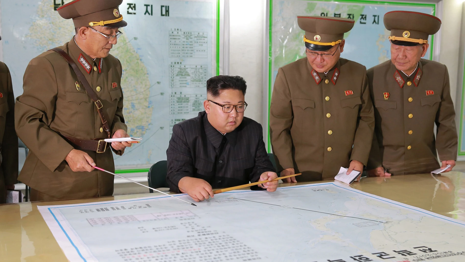 El líder norcoreano Kim Jong Un inspecciona los planes de lanzamiento de misiles El líder norcoreano Kim Jong Un inspecciona los planes de lanzamiento de misiles