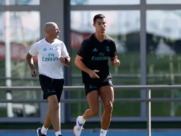 Cristiano Ronaldo ya se entrena a las órdenes de Pintus y Zidane en Valdebebas. Cristiano Ronaldo ya se entrena a las órdenes de Pintus y Zidane en Valdebebas.