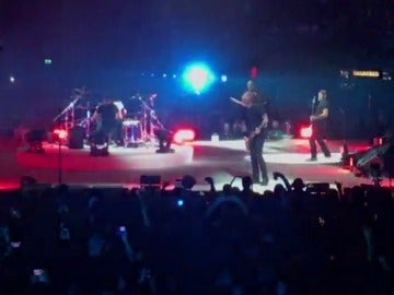 El líder de Metallica sufre una caída durante un concierto El líder de Metallica sufre una caída durante un concierto