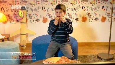 Las consecuencias que tiene en nuestros hijos comer con la televisión encendida 