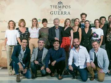 Reparto y equipo de 'Tiempos de guerra' en el FesTVal de Vitoria Reparto y equipo de 'Tiempos de guerra' en el FesTVal de Vitoria