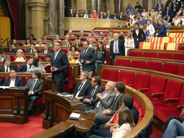 Los diputados de Ciudadanos, PSC y PPC abandonan sus escaños en el Parlament Los diputados de Ciudadanos, PSC y PPC abandonan sus escaños en el Parlament