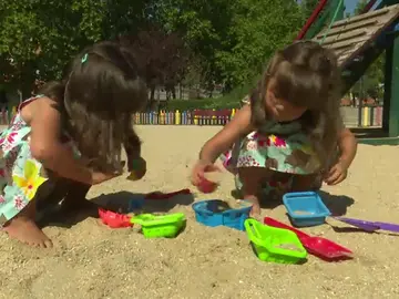 Debate sobre la conveniencia de que los gemelos vayan a clase juntos Debate sobre la conveniencia de que los gemelos vayan a clase juntos