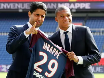 Al-Khelaifi, junto a Mbappé en su presentación con el PSG Al-Khelaifi, junto a Mbappé en su presentación con el PSG