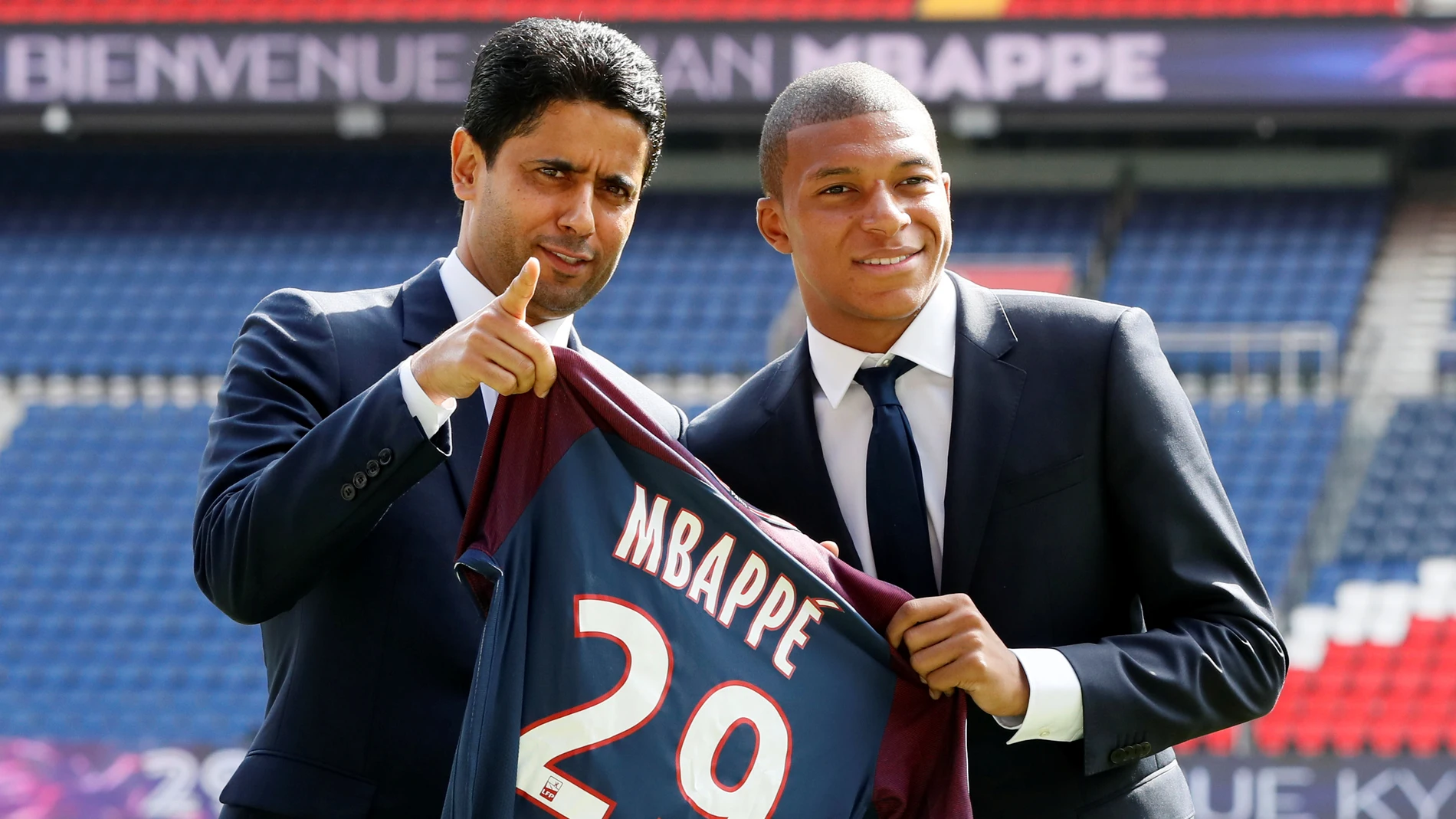 Al-Khelaifi, junto a Mbappé en su presentación con el PSG Al-Khelaifi, junto a Mbappé en su presentación con el PSG