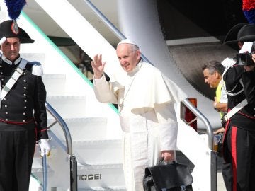 Papa Francisco subiendo al avión