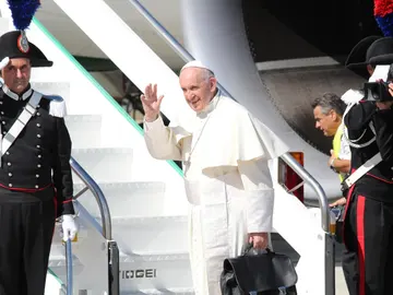 Papa Francisco subiendo al avión Papa Francisco subiendo al avión