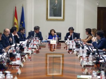 La vicepresidenta del Gobierno, Soraya Sáenz de Santamaría, preside la reunión