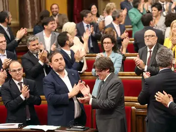 Diputados de Junts pel Sí celebran la aprobación de la Ley del Referéndum Diputados de Junts pel Sí celebran la aprobación de la Ley del Referéndum