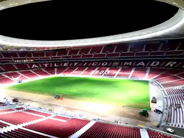 Espectacular 'time lapse' del Atlético: así colocaron el césped en el Wanda Metropolitano Espectacular 'time lapse' del Atlético: así colocaron el césped en el Wanda Metropolitano