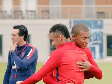 Mbappé abraza a Neymar durante su primer entrenamiento juntos en el PSG Mbappé abraza a Neymar durante su primer entrenamiento juntos en el PSG