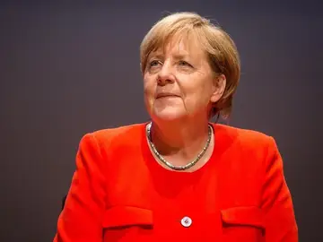 Lanzan tomates contra Merkel durante un acto de campaña Lanzan tomates contra Merkel durante un acto de campaña