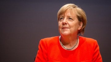 Lanzan tomates contra Merkel durante un acto de campaña