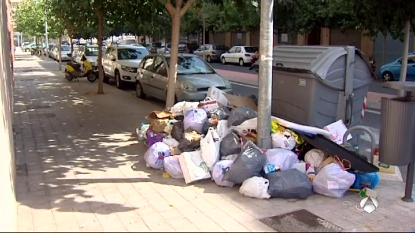 Los efectos de la huelga de los trabajadores del servicio de limpieza empiezan a notarse en las calles de Alicante 