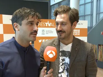 Álex García y Álex Gadea bailan Maluma en la presentación de 'Tiempos de Guerra' Álex García y Álex Gadea bailan Maluma en la presentación de 'Tiempos de Guerra'