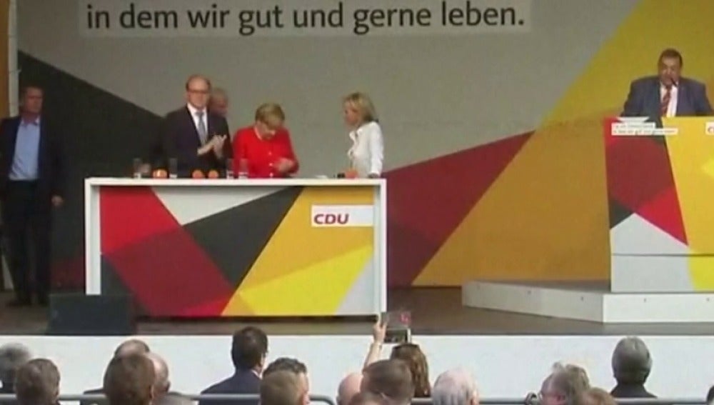 Tiran dos tomates a Merkel en un acto electoral en Heidelberg