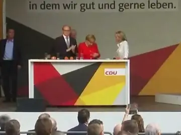 Tiran dos tomates a Merkel en un acto electoral en Heidelberg Tiran dos tomates a Merkel en un acto electoral en Heidelberg