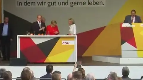Tiran dos tomates a Merkel en un acto electoral en Heidelberg Tiran dos tomates a Merkel en un acto electoral en Heidelberg