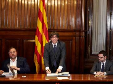 Puigdemont y consellers firman en el Parlament el decreto de convocatoria del referéndum del 1-O