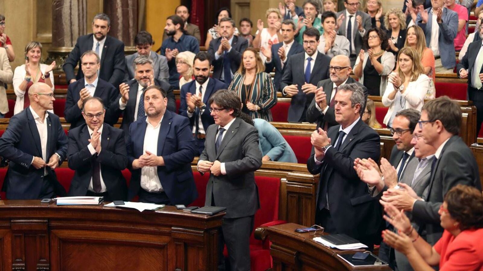 El Parlament aprueba la reforma para poder investir a distancia a Puigdemont
