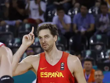 Pau Gasol celebra su récord en el Eurobasket Pau Gasol celebra su récord en el Eurobasket
