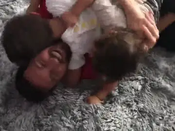 El tierno reencuentro de Leo Messi con sus hijos en Barcelona El tierno reencuentro de Leo Messi con sus hijos en Barcelona