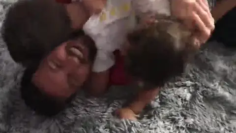 El tierno reencuentro de Leo Messi con sus hijos en Barcelona El tierno reencuentro de Leo Messi con sus hijos en Barcelona