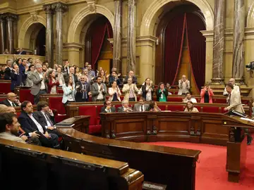 El portavoz de CSQEP, Joan Coscubiela, aplaudido por diputados El portavoz de CSQEP, Joan Coscubiela, aplaudido por diputados