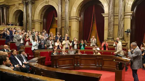 El portavoz de CSQEP, Joan Coscubiela, aplaudido por diputados El portavoz de CSQEP, Joan Coscubiela, aplaudido por diputados