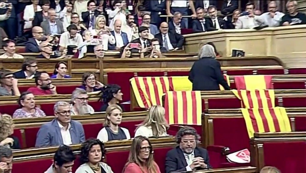 Iglesias insta a la diputada de Podem a disculparse por retirar las banderas de España en el Parlament y ésta se niega