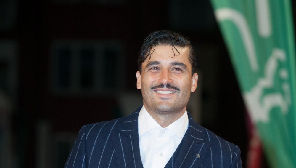 Alex García posa para la prensa la alfombra de Vitoria