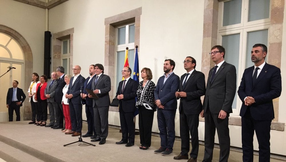 El presidente de la Generalitat, Carles Puigdemont, acompañado por los miembros de la mesa