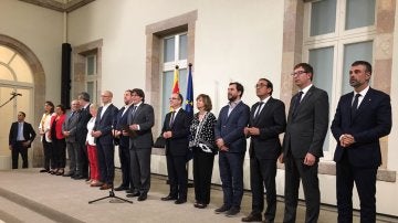  El presidente de la Generalitat, Carles Puigdemont, acompañado por los miembros de la mesa