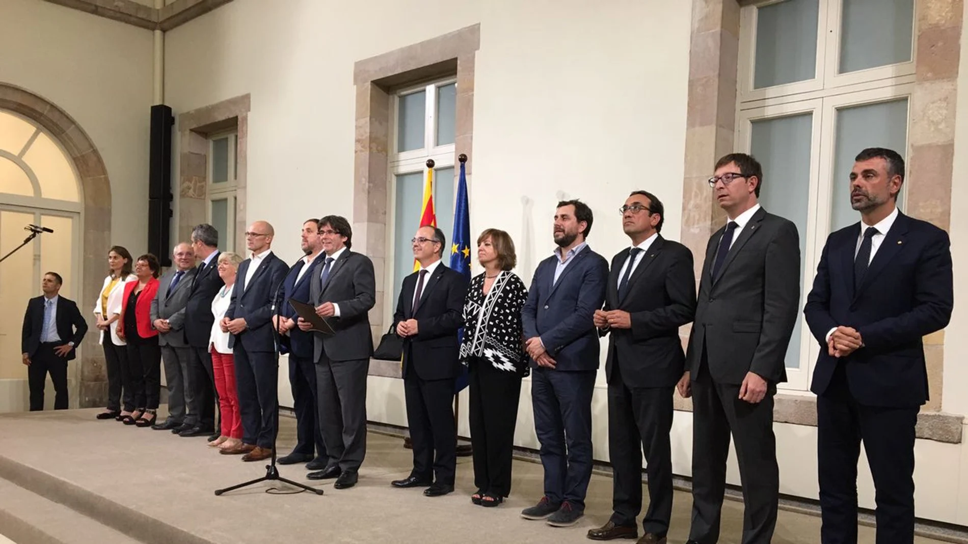 El presidente de la Generalitat, Carles Puigdemont, acompañado por los miembros de la mesa El presidente de la Generalitat, Carles Puigdemont, acompañado por los miembros de la mesa