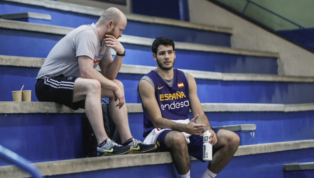 Abrines, en la grada antes de un partido