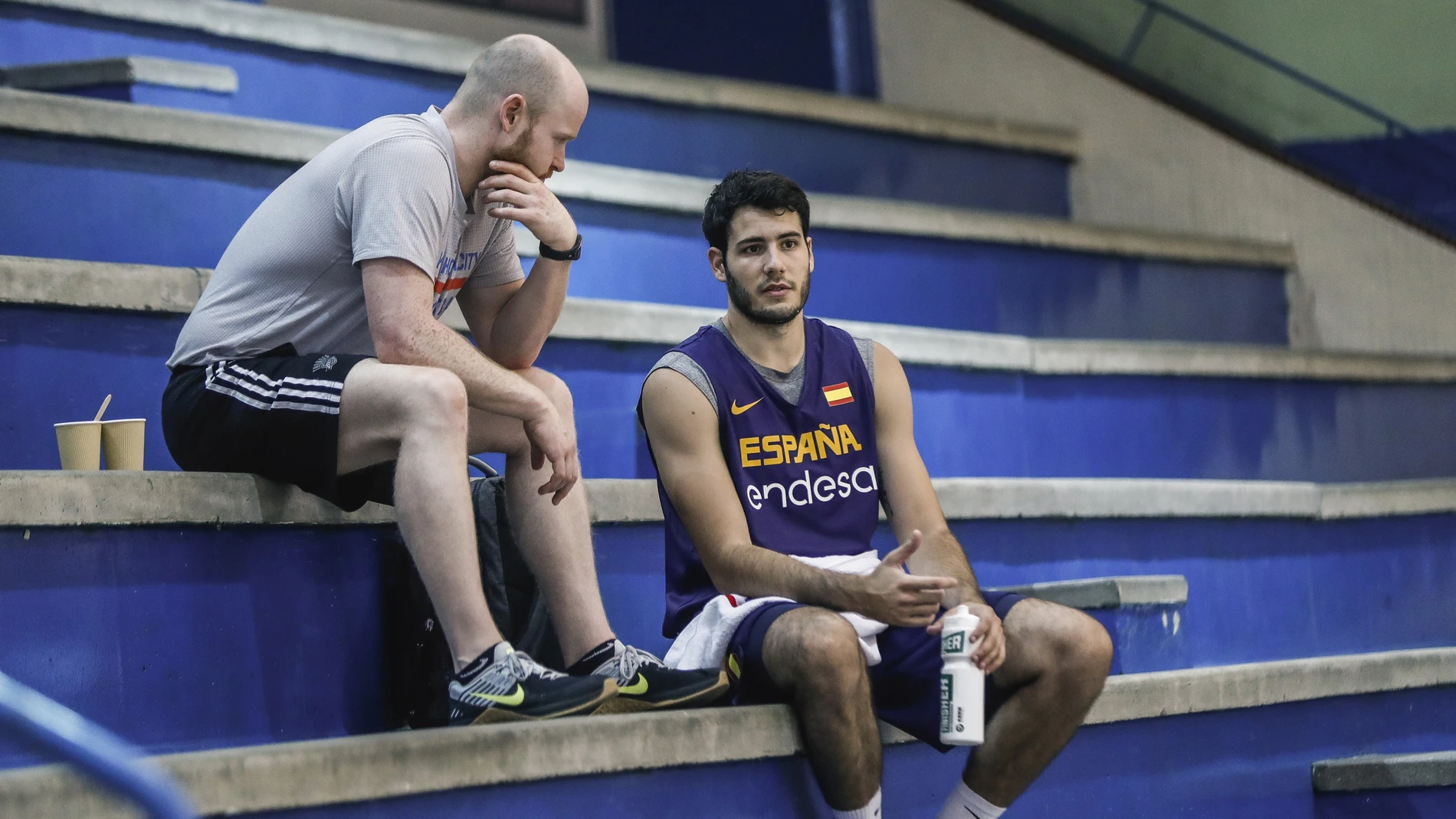 Abrines, en la grada antes de un partido Abrines, en la grada antes de un partido
