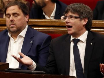 Carles Puigdemont y Oriol Junqueras en el pleno del Parlament