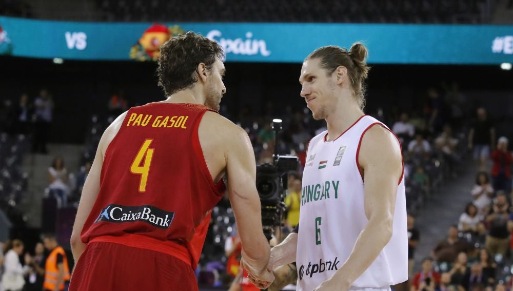Akos Keller, de Hungría, felicita a Pau Gasol por su récord de anotación en el Eurobasket