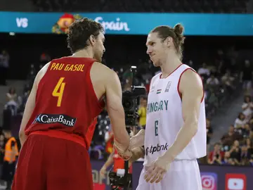 Akos Keller, de Hungría, felicita a Pau Gasol por su récord de anotación en el Eurobasket Akos Keller, de Hungría, felicita a Pau Gasol por su récord de anotación en el Eurobasket