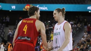 Akos Keller, de Hungría, felicita a Pau Gasol por su récord de anotación en el Eurobasket