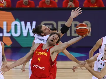 Pau Gasol intenta capturar un rebote ante Hungría Pau Gasol intenta capturar un rebote ante Hungría