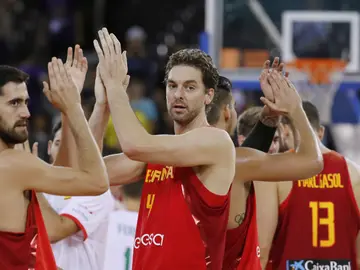 Pau Gasol aplaude junto a sus compañeros Pau Gasol aplaude junto a sus compañeros